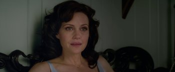 Movie still from “Gerald's Game” (2017), directed by Mike Flanagan – A person sitting on a couch; Close Up shot, Over the shoulder angle