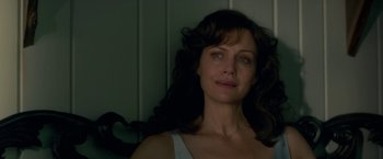 Movie still from “Gerald's Game” (2017), directed by Mike Flanagan – A beautiful woman with long dark curly hair; Close Up shot, Over the shoulder angle
