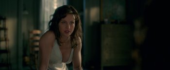 Movie still from “Gerald's Game” (2017), directed by Mike Flanagan – A woman in a white top is looking at the camera; Close Up shot, Over the shoulder angle