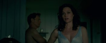 Movie still from “Gerald's Game” (2017), directed by Mike Flanagan – A man and a woman standing next to each other in a dark room; Medium shot, Over the shoulder angle