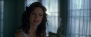 Movie still from “Gerald's Game” (2017), directed by Mike Flanagan – A person with curly hair; Close Up shot, Over the shoulder angle