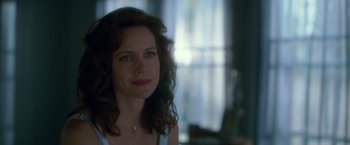 Movie still from “Gerald's Game” (2017), directed by Mike Flanagan – A person wearing a white shirt; Close Up shot, Over the shoulder angle