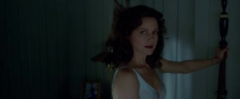 Movie still from “Gerald's Game” (2017), directed by Mike Flanagan – A woman in a white top is standing in a room; Close Up shot, Over the shoulder angle