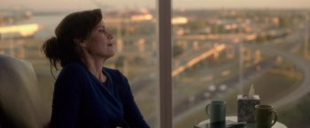 Movie still from “Gerald's Game” (2017), directed by Mike Flanagan – A woman sitting in front of a window with a cup of coffee; Close Up shot, Over the shoulder angle