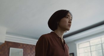 Movie still from “Nimic” (2019), directed by Yorgos Lanthimos – A woman standing in a room looking up at the ceiling; Close Up shot, Low angle