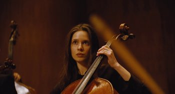 Movie still from “Nimic” (2019), directed by Yorgos Lanthimos – A woman holding a cello in a room; Close Up shot, Low angle