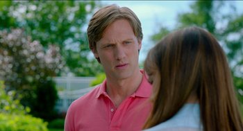 Movie still from “Nine Lives” (2016), directed by Barry Sonnenfeld – A man in a pink shirt is talking to a woman; Close Up shot, Over the shoulder angle