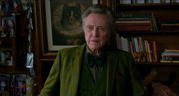 Movie still from “Nine Lives” (2016), directed by Barry Sonnenfeld – An older man wearing a green jacket and a bow tie; Close Up shot, Over the shoulder angle