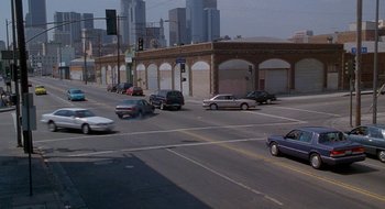 Movie still from “Nothing to Lose” (1997), directed by Steve Oedekerk – A city street filled with lots of traffic and parked cars; Extreme Wide shot, High angle