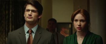Movie still from “Oculus” (2013), directed by Mike Flanagan – A man and a woman standing next to each other in a room; Close Up shot, Over the shoulder angle
