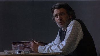 Movie still from “Open Your Eyes” (1997), directed by Alejandro Amenábar – A man sitting at a table in front of a laptop; Close Up shot, Over the shoulder angle