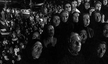 Movie still from “Phaedra” (1962), directed by Jules Dassin – A large group of people are gathered in a crowd; Wide shot, High angle
