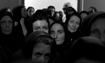 Movie still from “Phaedra” (1962), directed by Jules Dassin – A black and white photo of a group of people; Medium shot, High angle