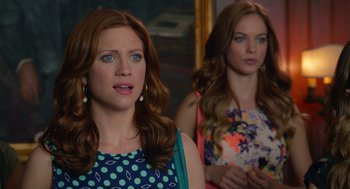 Movie still from “Pitch Perfect 2” (2015), directed by Elizabeth Banks – Two women standing next to each other in front of a mirror; Close Up shot, Over the shoulder angle