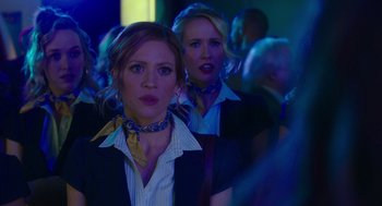 Movie still from “Pitch Perfect 3” (2017), directed by Trish Sie – Two women are standing in a dark room; Close Up shot, Over the shoulder angle