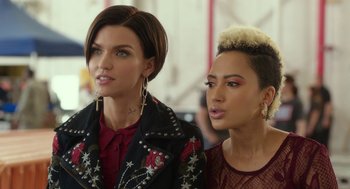 Movie still from “Pitch Perfect 3” (2017), directed by Trish Sie – Two beautiful women standing next to each other in front of a wall; Close Up shot, Over the shoulder angle