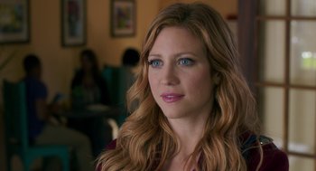 Movie still from “Pitch Perfect 3” (2017), directed by Trish Sie – A person with long blonde hair; Close Up shot, Over the shoulder angle