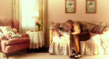 Movie still from “Pitch Perfect 3” (2017), directed by Trish Sie – An old man sitting on a couch next to a little girl; Medium shot, High angle