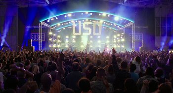 Movie still from “Pitch Perfect 3” (2017), directed by Trish Sie – A crowd of people in front of a stage with lights; Extreme Wide shot, High angle