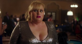 Movie still from “Pitch Perfect 3” (2017), directed by Trish Sie – A person wearing a dress; Close Up shot, Over the shoulder angle