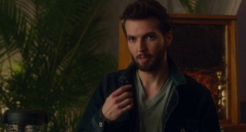 Movie still from “Pitch Perfect 3” (2017), directed by Trish Sie – A man holding a cell phone in his hand; Close Up shot, Over the shoulder angle