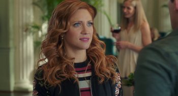 Movie still from “Pitch Perfect 3” (2017), directed by Trish Sie – A person with long red curly hair; Close Up shot, Over the shoulder angle