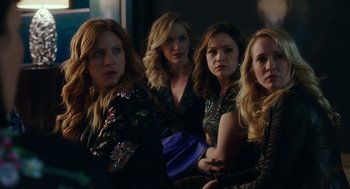 Movie still from “Pitch Perfect 3” (2017), directed by Trish Sie – A group of women sitting next to each other in a room; Close Up shot, Over the shoulder angle