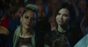 Movie still from “Pitch Perfect 3” (2017), directed by Trish Sie – Two women are posing for a picture at a party; Close Up shot, Over the shoulder angle