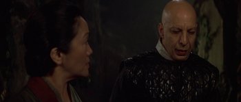 Movie still from “Planet of the Apes” (2001), directed by Tim Burton – A man and a woman are standing next to each other; Close Up shot, Over the shoulder angle