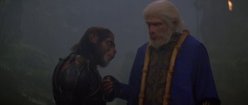 Movie still from “Planet of the Apes” (2001), directed by Tim Burton – A man and a monkey are standing next to each other; Close Up shot, Over the shoulder angle