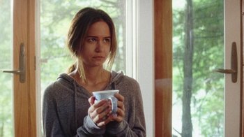 Movie still from “Queen of Earth” (2015), directed by Alex Ross Perry – A woman is holding a coffee mug in her hands; Medium shot, Over the shoulder angle