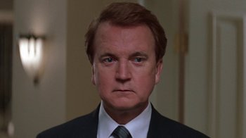 Movie still from “Rat Race” (2001), directed by Jerry Zucker – A person wearing a suit and tie; Close Up shot, Low angle