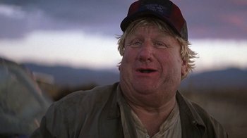 Movie still from “Rat Race” (2001), directed by Jerry Zucker – An older man wearing a hat and looking at the camera; Close Up shot, Low angle