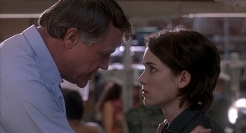 Movie still from “Reality Bites” (1994), directed by Ben Stiller – A man and a woman face to face in front of a crowd; Close Up shot, Over the shoulder angle