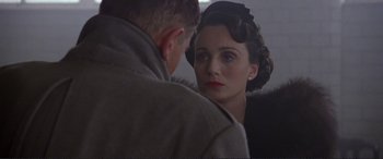 Movie still from “Richard III” (1995), directed by Richard Loncraine – A man and a woman looking at each other in a mirror; Close Up shot, Over the shoulder angle