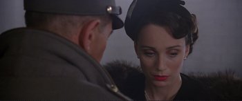 Movie still from “Richard III” (1995), directed by Richard Loncraine – A man and a woman looking at one another; Close Up shot, Over the shoulder angle