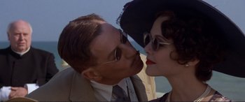 Movie still from “Richard III” (1995), directed by Richard Loncraine – A man and a woman kissing each other on the cheek; Close Up shot, Low angle