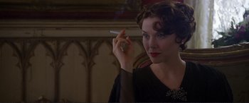 Movie still from “Richard III” (1995), directed by Richard Loncraine – A woman is holding a cigarette in her hand; Close Up shot, Over the shoulder angle