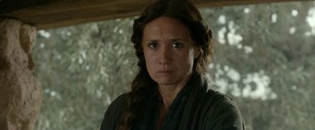 Movie still from “Risen” (2016), directed by Kevin Reynolds – A person with long brown hair; Close Up shot, Over the shoulder angle