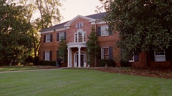 Movie still from “Road Trip” (2000), directed by Todd Phillips – A large red brick house with a large lawn in front of it; Extreme Wide shot, High angle