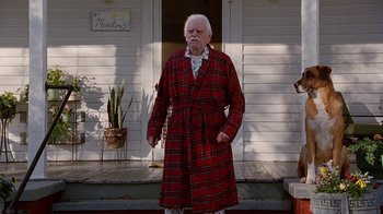 Movie still from “Road Trip” (2000), directed by Todd Phillips – An old man in a robe standing in front of a house; Wide shot, Low angle