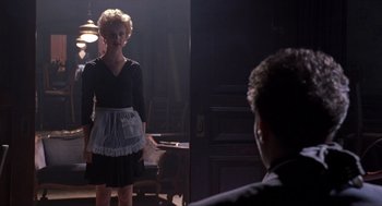 Movie still from “Romeo Is Bleeding” (1993), directed by Peter Medak – A man and a woman are standing in front of a mirror; Medium shot, Low angle