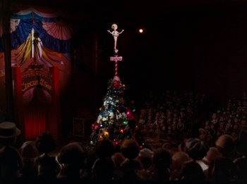 Movie still from “Rudolph and Frosty's Christmas in July” (1979), directed by Jules Bass – A crowd of people gathered around a christmas tree; Extreme Wide shot, Low angle