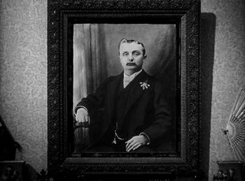 Movie still from “Ruggles of Red Gap” (1935), directed by Leo McCarey – An old black and white photo of a man in a suit; Close Up shot, High angle