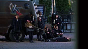 Movie still from “School of Rock” (2003), directed by Richard Linklater – A group of people sitting on top of a truck; Wide shot, High angle