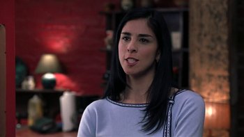 Movie still from “School of Rock” (2003), directed by Richard Linklater – A woman is sitting in front of a red brick wall; Close Up shot, Over the shoulder angle