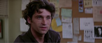 Movie still from “Scream 3” (2000), directed by Wes Craven – A man that is sitting in front of a wall; Close Up shot, Over the shoulder angle