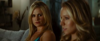 Movie still from “Scream 4” (2011), directed by Wes Craven – Two women standing next to each other in front of a mirror; Close Up shot, Over the shoulder angle