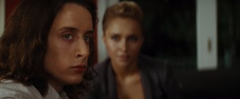Movie still from “Scream 4” (2011), directed by Wes Craven – Two women are posing for a picture in front of a mirror; Close Up shot, Over the shoulder angle