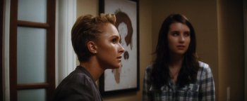 Movie still from “Scream 4” (2011), directed by Wes Craven – A woman with short hair is looking into the distance; Close Up shot, Over the shoulder angle